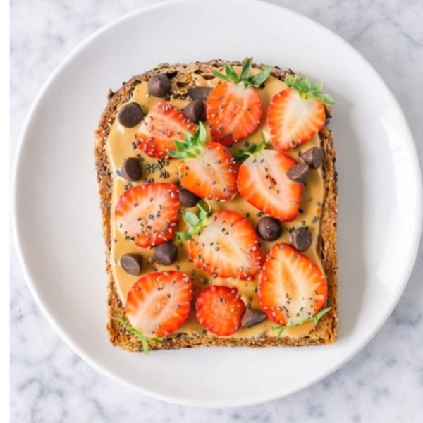 Tostada con crema de maní y fresas, desayuno rápido