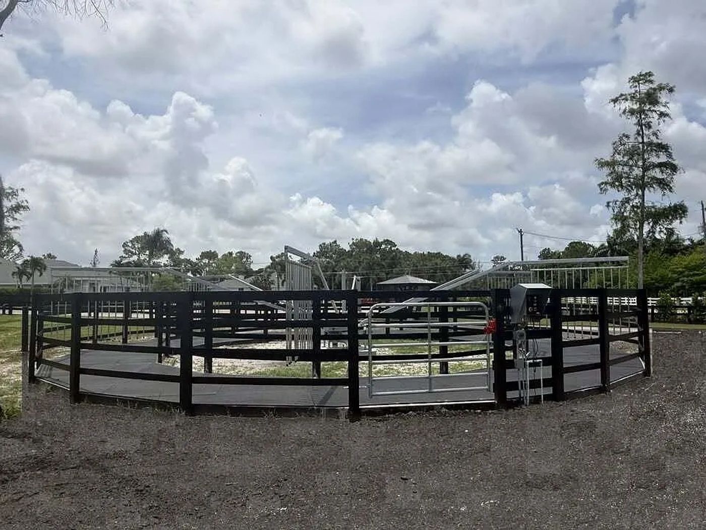 New six-horse walker
