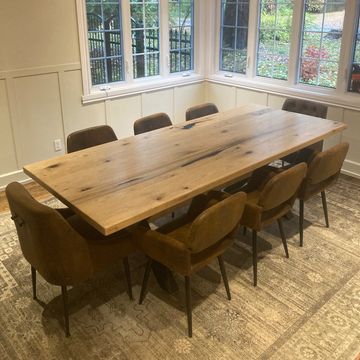 table en noyer cendré terminé en époxy noire