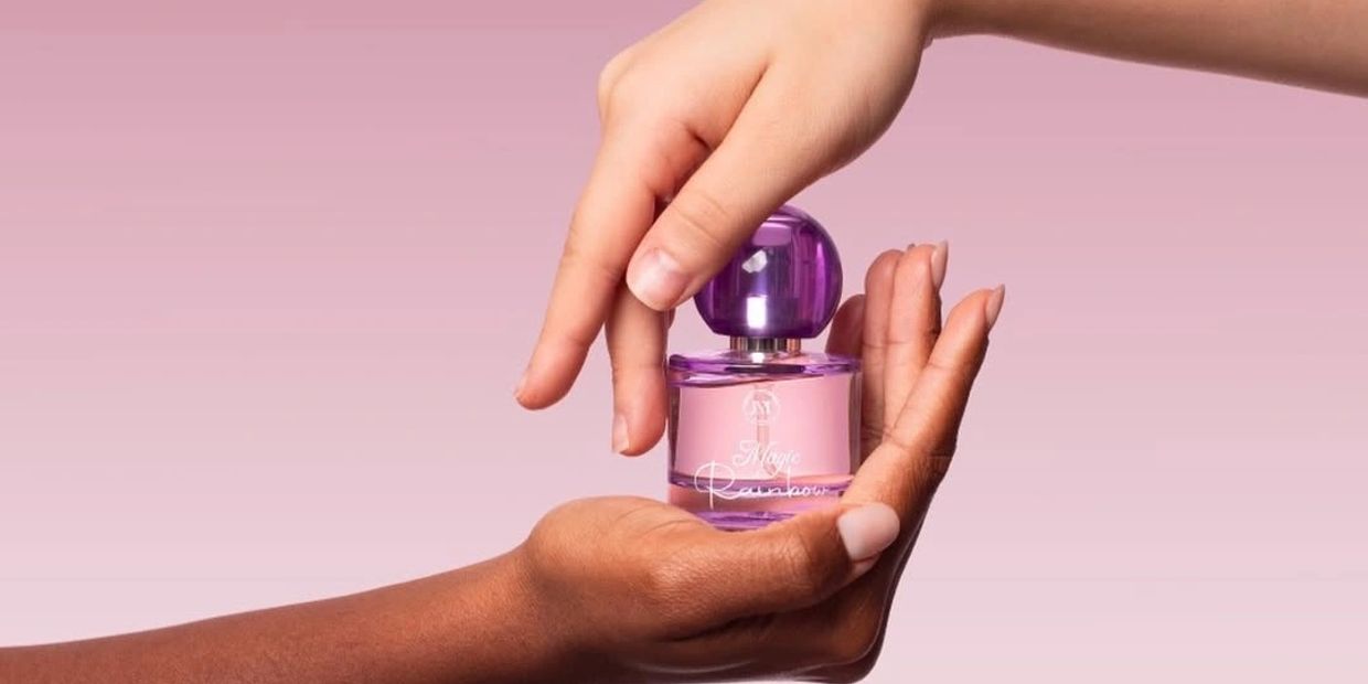 duas mãos delicadas com perfume Jummy Ju