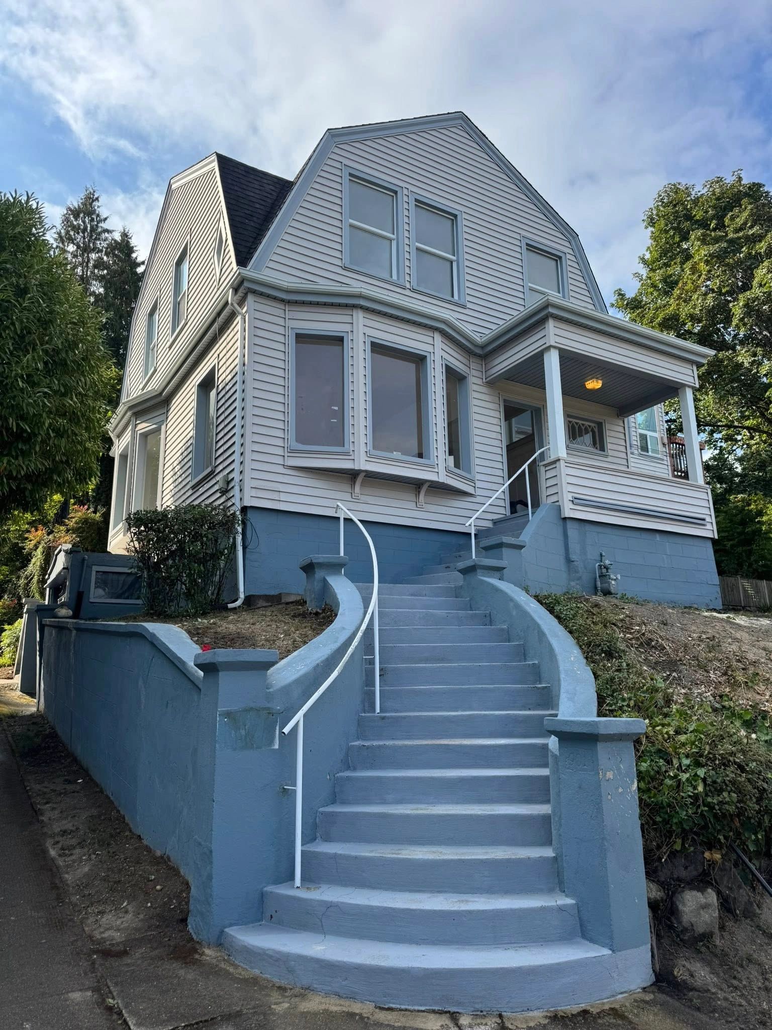 House wash, driveway and sidewalks pressure washed in Capitol Hill Seattle,