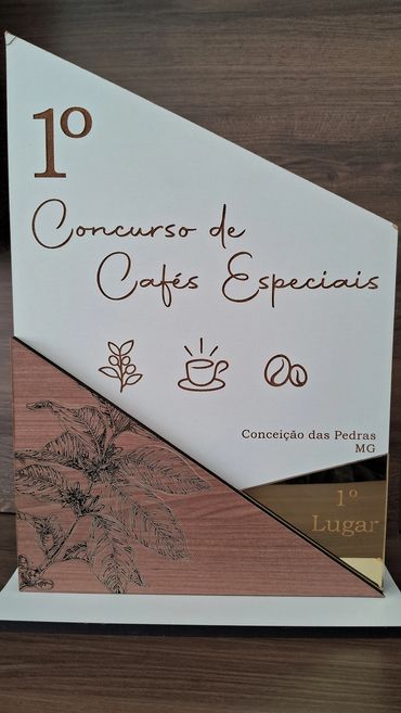 Troféu do campeão do 1° Concurso de Cafés Especiais, em Conceição das Pedras, Minas Gerais, 2023