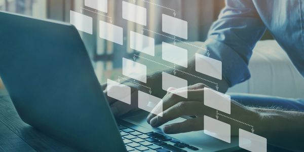 Abstraktes Bild mit Mann am Computer als Visualisierung für Prozess Kompetenz für Legal Monitoring