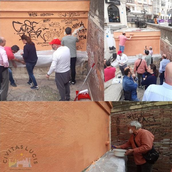 Voluntarios de Civitas Lucis arreglando el muro de las escaleras de la Plaza de El Pósito.