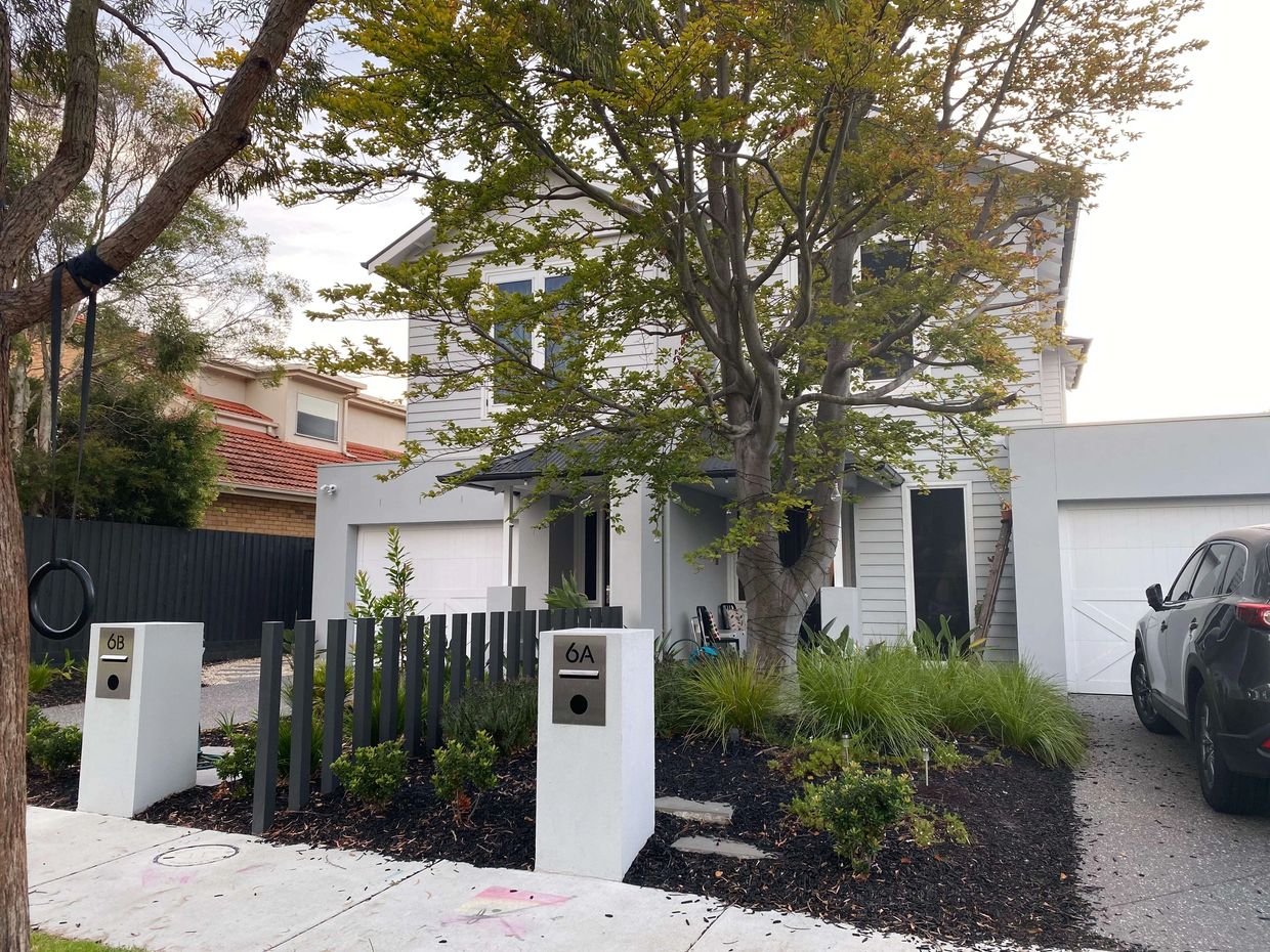 Contemporary weatherboard dual-occupancy facade designed by Dana Meadows Architect