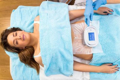 Coolscupting on a woman's stomach for fat loss