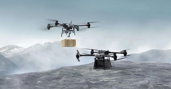 Dos drones volando en un paisaje montañoso.