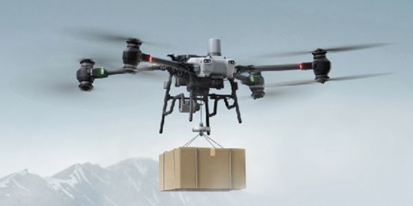 Dron transportando un paquete en el aire.