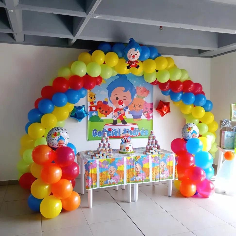 Colorful balloon arch and decorated table for Gabriel Andrés' birthday party.