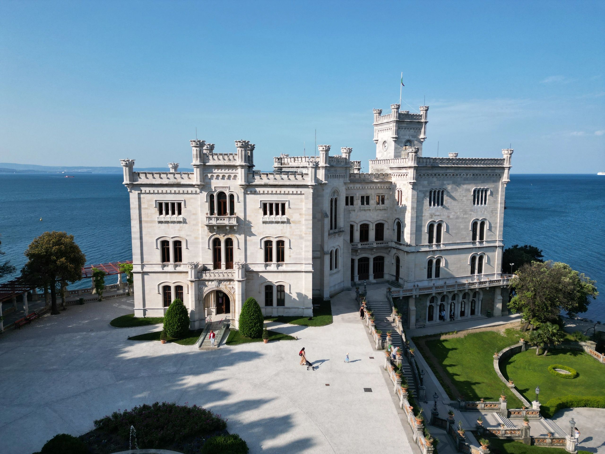 Ripresa aerea castello di Miramare a Trieste - Italia, regione Friuli Venezia Giulia