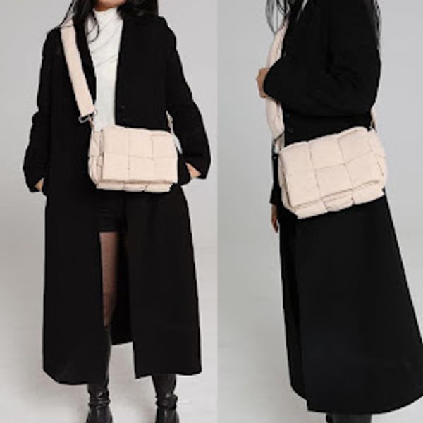 crossbody puffer bag in Sand