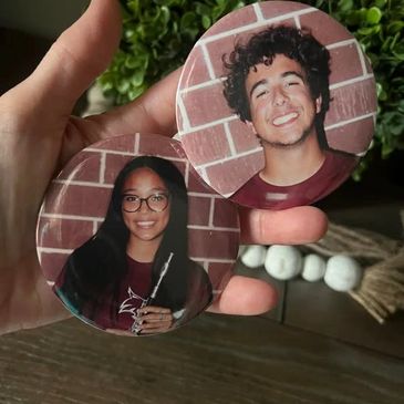 Two circular photo buttons with portraits of smiling young people.
