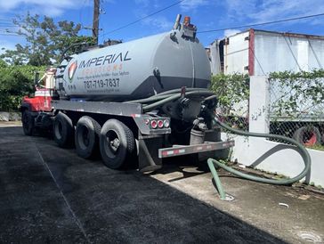 Vaciado de pozo séptico y camión.
