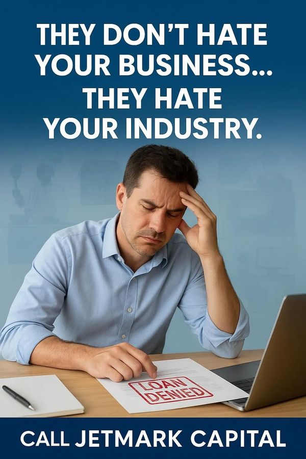 Image of a person's loan being declined. Photo d'un individu que sa demande de prêt est refusé