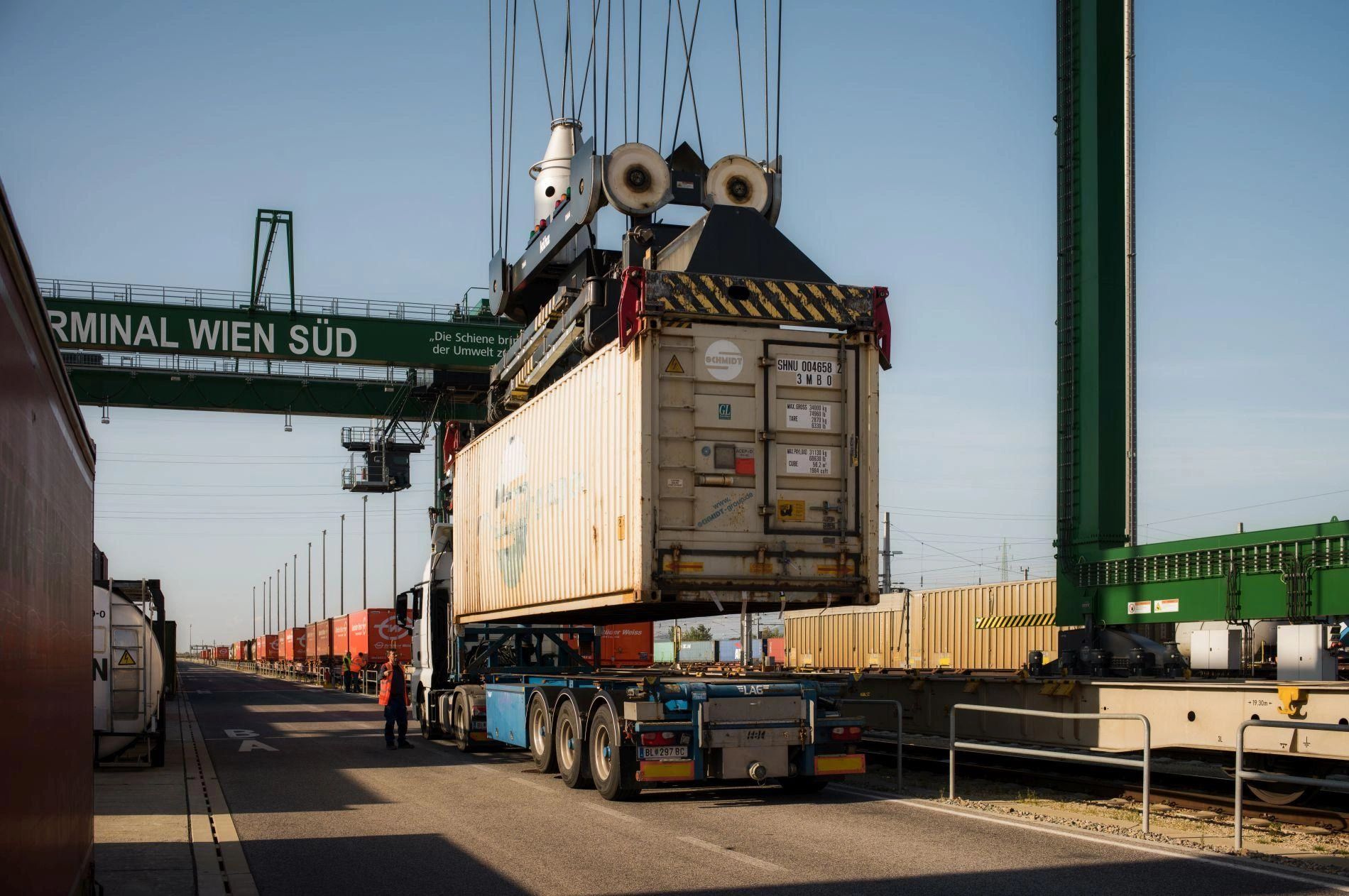 Port Drayage Freight: Trucks and Trailers Used in Port Operations