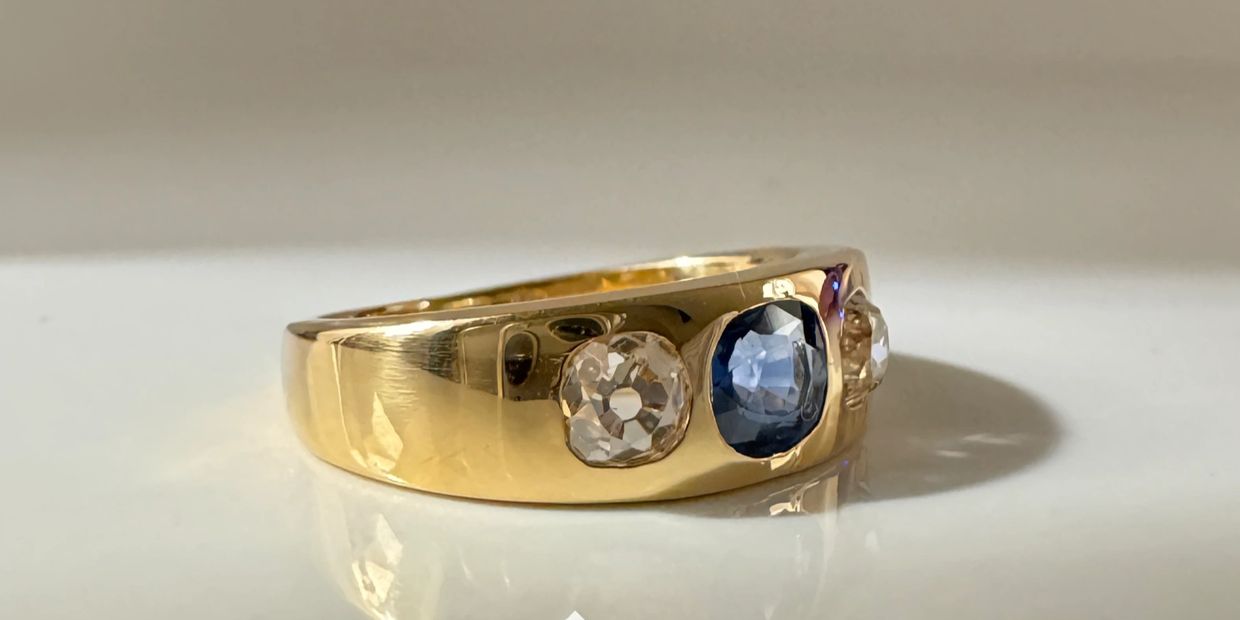 Solid great value 18ct gold sapphire and oldmine cut diamond everyday wear ring