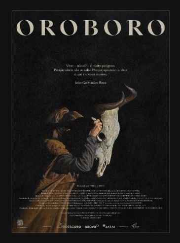 Cartaz do filme "Oroboro" com uma pessoa segurando um crânio de boi.