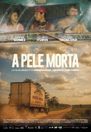 Cartaz do filme 'A Pele Morta' com três personagens em um caminhão.