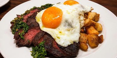 dos huevos con steak y papas