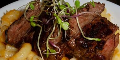 Steak con mac and cheese