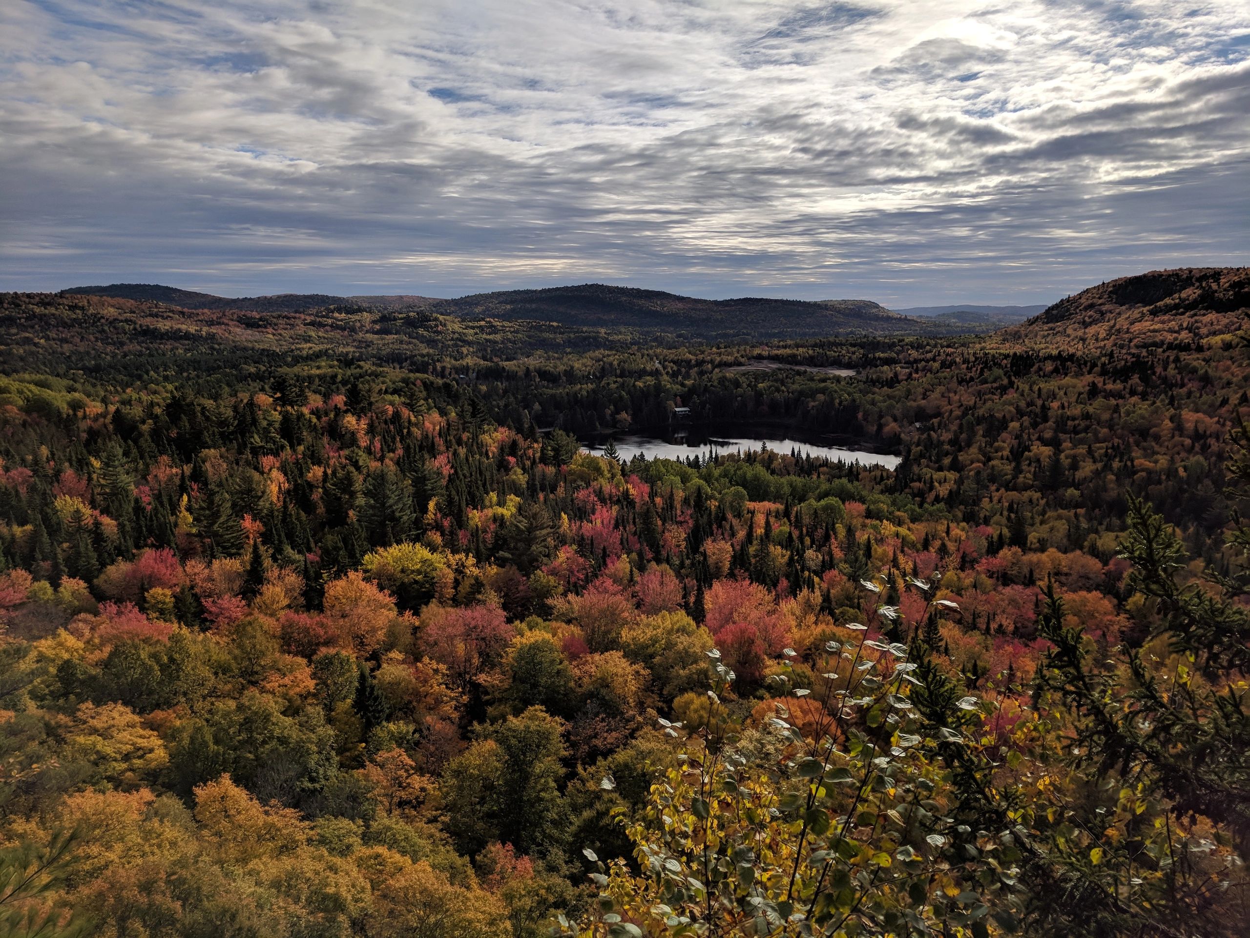 lac mongrain , point de vue au sommet des falaises du refuge biologique du parc récréo forestier