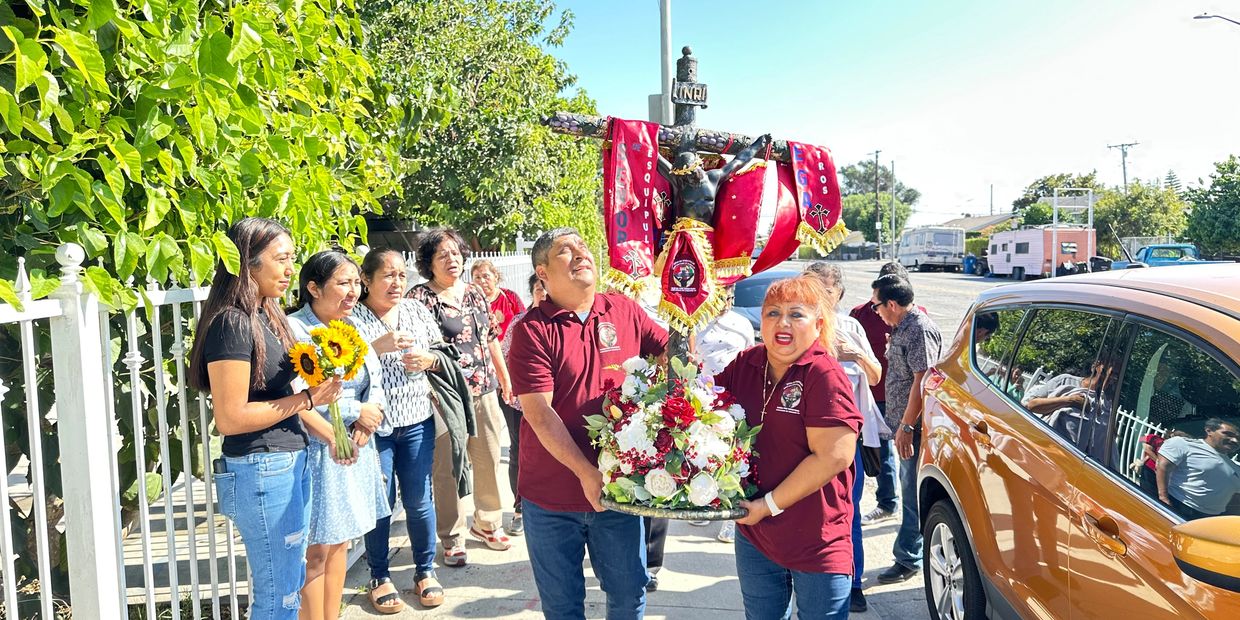 El Cristo peregrino llega de Concord Ca. a la casa de la familia Salazar
