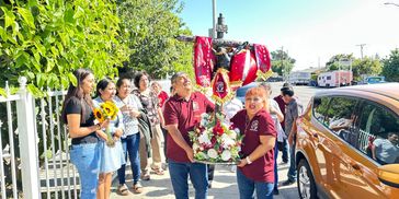 El Cristo peregrino llega de Concord Ca. a la casa de la familia Salazar
