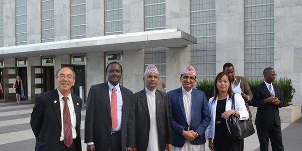 2018年，我擔任聯合國會議的禮賓官，並與尼泊爾前總理Khil Raj Regmi、前肯亞副總統Stephen K. Musyoka博士以及中美商會會長賴本隆合影留念。