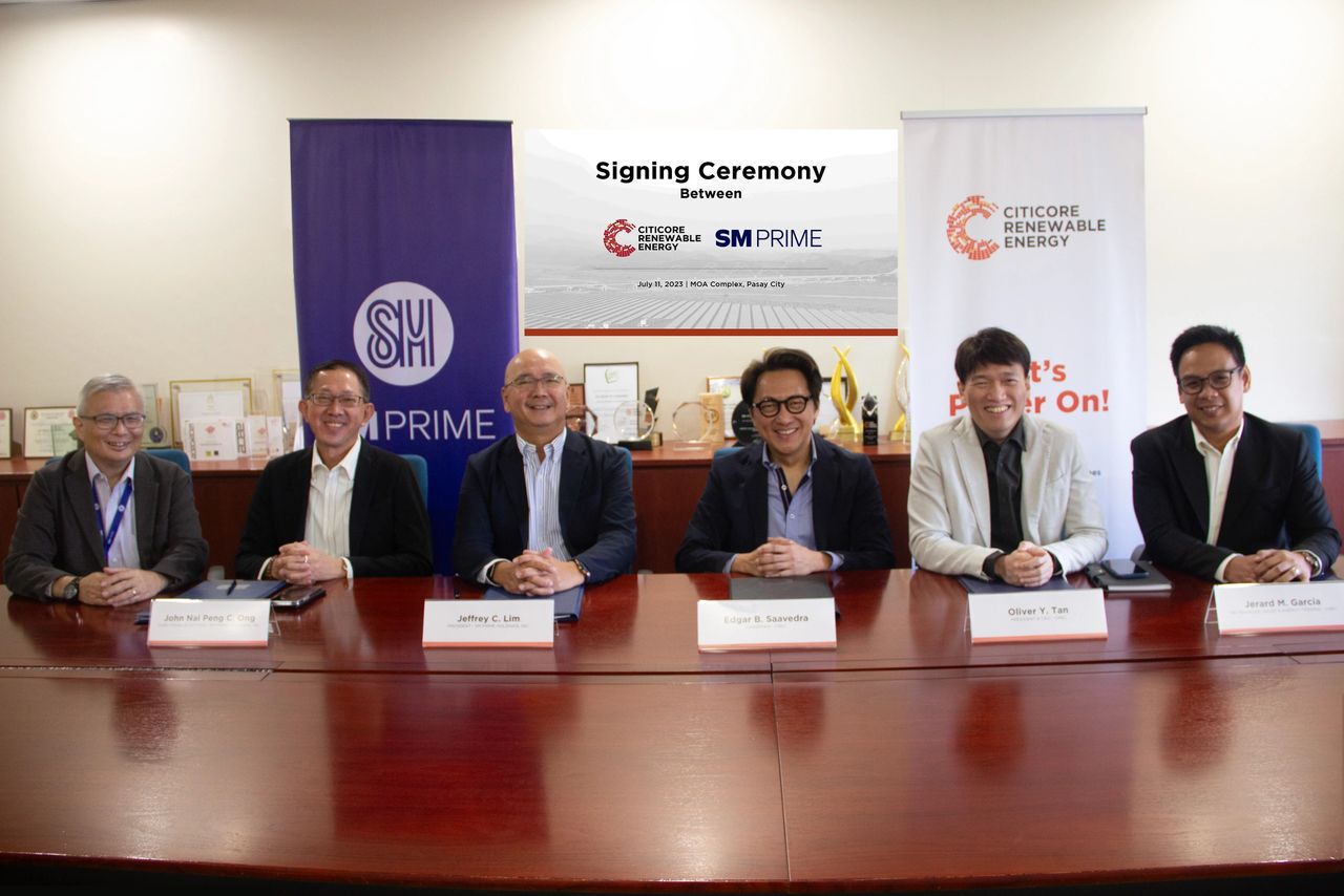 (From left to right) SM Prime Energy Consultant Jaime Patinio, SM Prime Chief Finance Officer John Nai Peng Ong, SM Prime President Jeffrey Lim, CREC Chairman Edgar Saavedra, CREC President & CEO Oliver Tan, CREC Sr. Manager Sales & Energy Trading Jerard Garcia