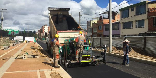 Trabajadores asfaltan una calle en construcción.