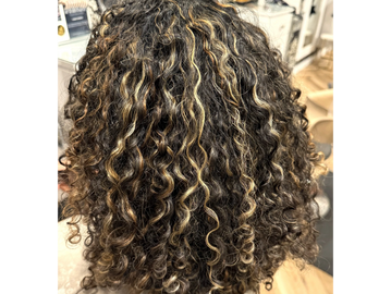 Curly haircut by curly hair stylist in Long Beach