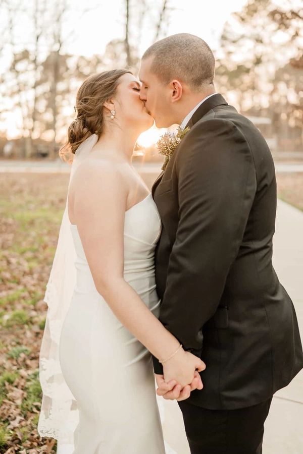 Real La Flor Bride Savannah married in December wearing a stunningly simple wedding dress