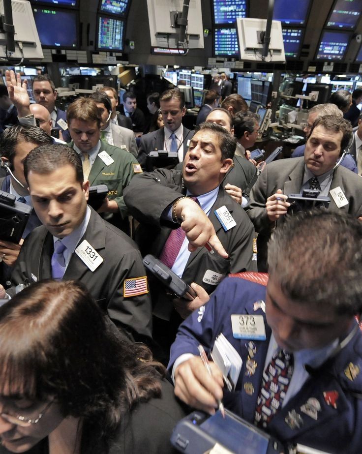 Traders on the Wallstreet floor