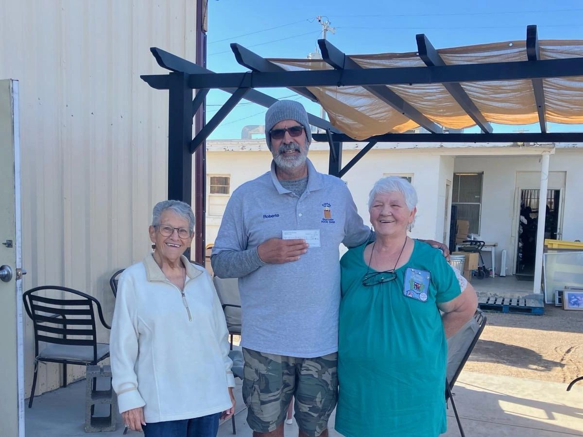 The Quartzsite Quilters make a generous donation.