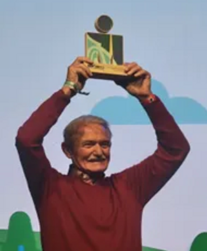 Brad Kirley Hold the trophy on hand