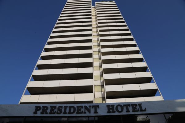 a tall building with a sign that reads president hotel