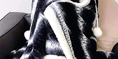 HARCOAL BLACK / GREY / WHITE HOODED SNUGGLE BLANKET SUPER SOFT FLEECE SHERPA REVERSE THROW
Super Sof