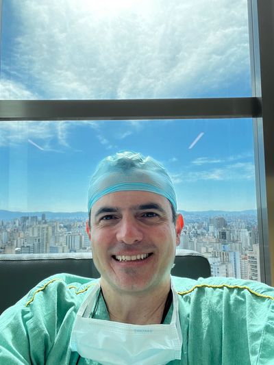 Dr levon no centro cirurgico sorrindo. São Paulo. Ginecologia. VNOTES surgery. 