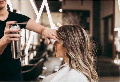 Mèches, teinture, mise en plis, coiffure pour femme.