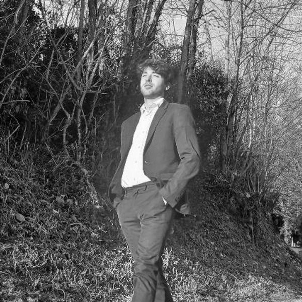 Un homme élégant marchant en pleine nature.