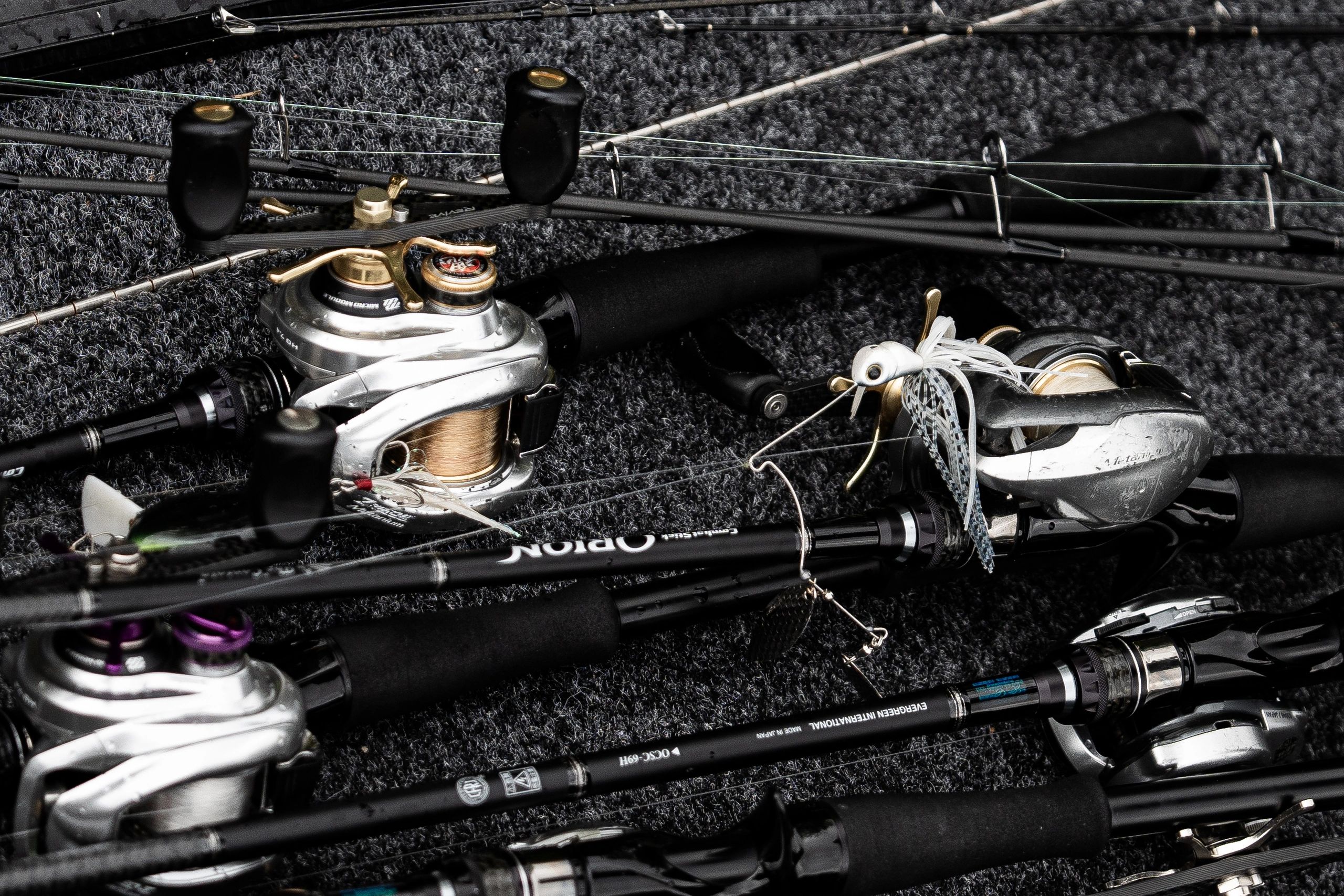 Attrezzatura da pesca sportiva disposta in preparazione su barca.