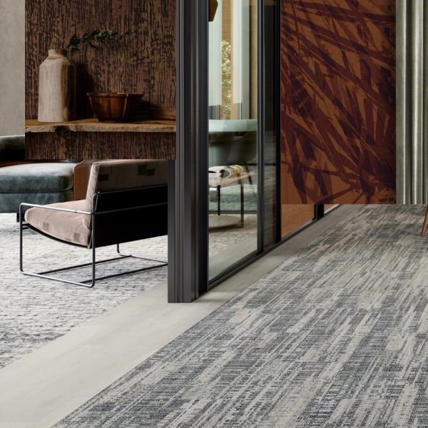 Sala moderna con sillas y alfombra gris.