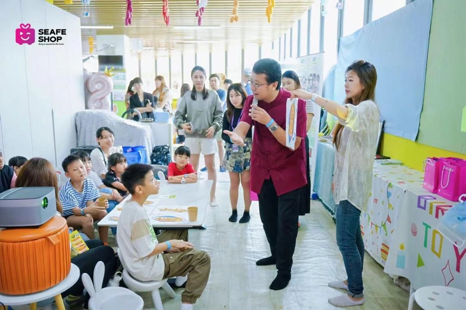 张老师正在上课给学生分析作品。