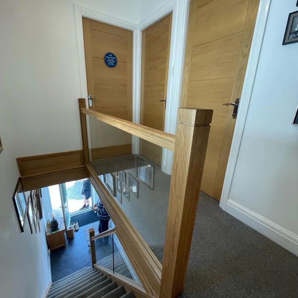 Oak and glass staircase renovation in Hemel Hempstead, Hertfordshire. kerfed shadow gap posts.