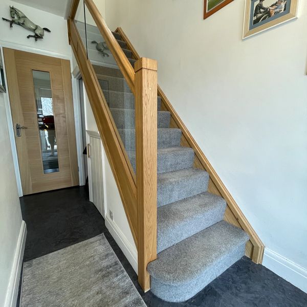 Oak and glass staircase renovation in Hemel Hempstead, Hertfordshire. kerfed shadow gap posts.
