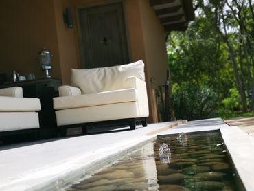 Espejo de agua que da vida a una sala de espera.