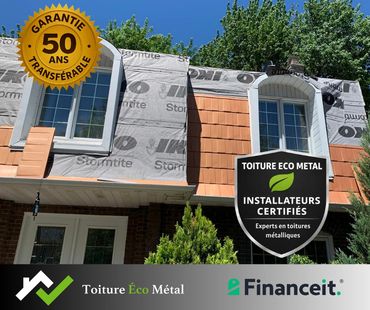 Toiture métallique moderne sur maison unifamiliale.