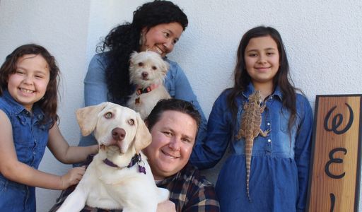 Family Photo with Jeff, Rachelle, Autumn, Chloe, two puppies, a bearded dragon and welcome sign