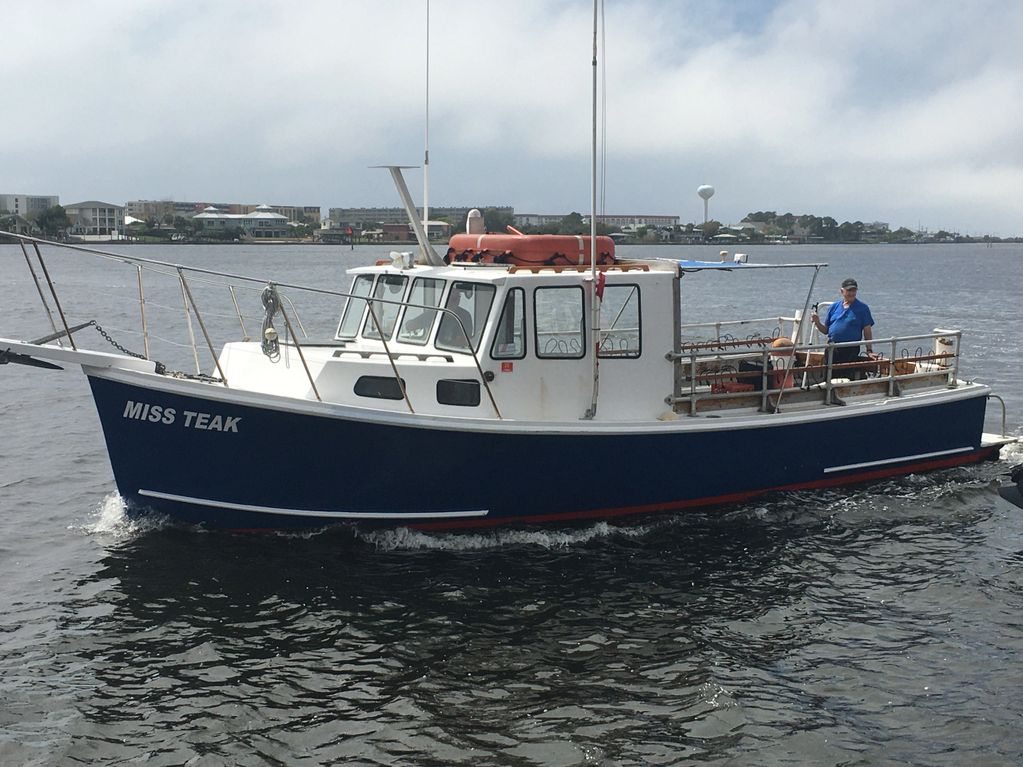 Dive boat underway