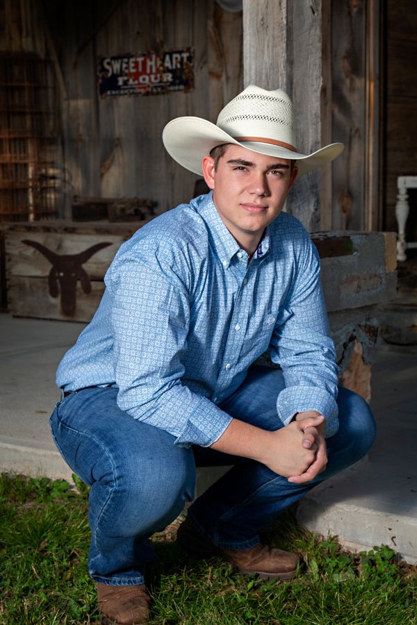senior guy, senior photography, northwest Arkansas, lifestyle, cowboy, hat, barn